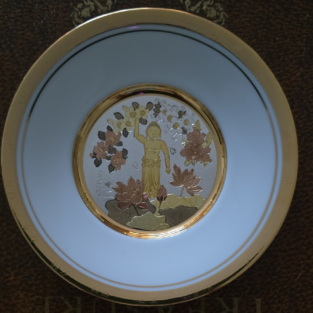 Elegant Gold and White Decorative Plate